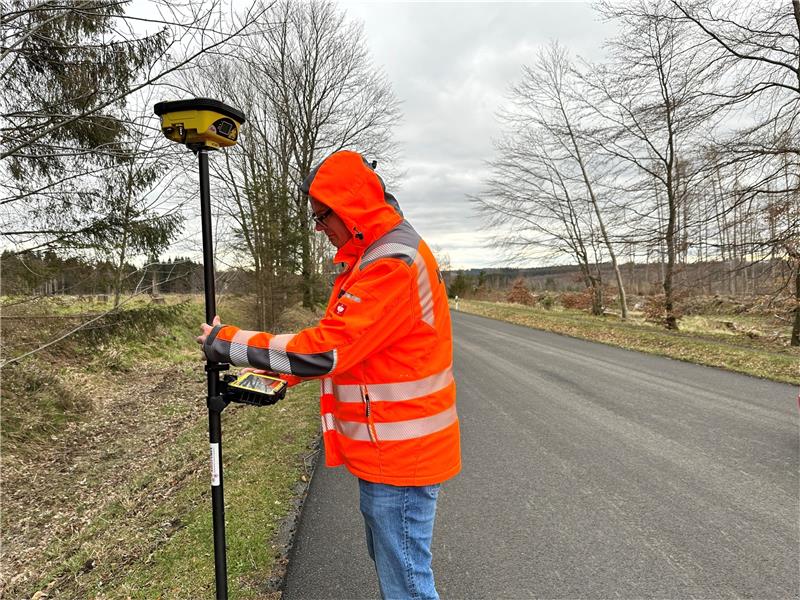 Braunlage: B27 nach Elend bis 12. April gesperrt Die Fahrbahn wird für die Markierungsarbeiten ausgemessen. Foto: Eggers