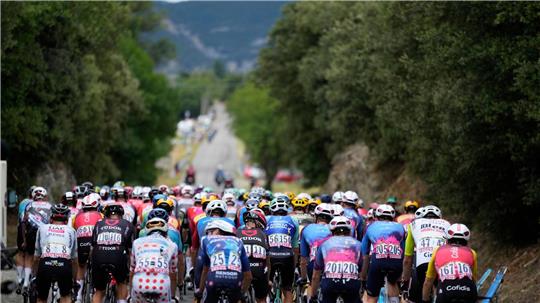 Die Fahrer auf der 17. Etappe der Tour de France auf dem Weg nach Valence. 