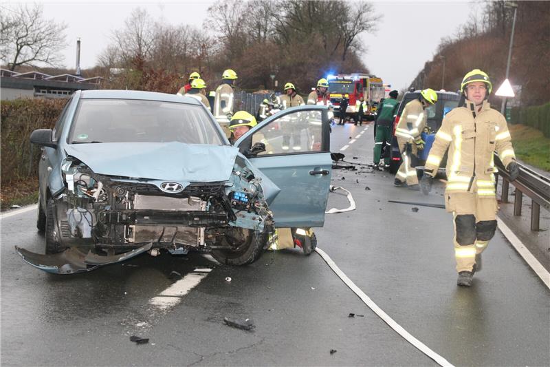 Die Fahrerin des Hyundai hatte Glück im Unglück:  Sie konnte ihr Fahrzeug selbstständig verlassen und wurde nur leicht verletzt. Foto: Leifeld
