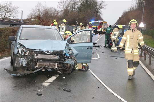 Die Fahrerin des Hyundai hatte Glück im Unglück:  Sie konnte ihr Fahrzeug selbstständig verlassen und wurde nur leicht verletzt. Foto: Leifeld