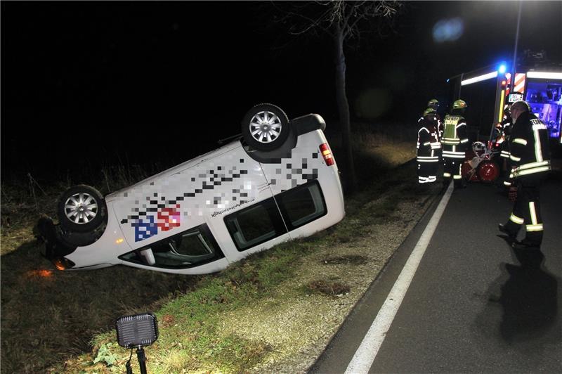 Fahrerin weicht Wildtier aus und schleudert in Graben Die Fahrerin des Volkswagens wurde leicht verletzt. Foto: Andrea Leifeld