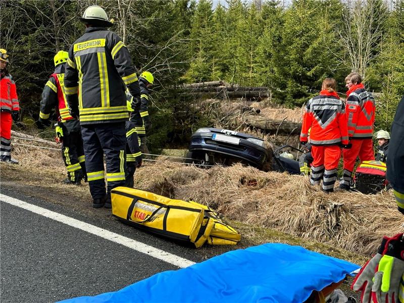 Die Fahrerin wurde durch den Unfall schwer verletzt. Sie musste ins Krankenhaus gebracht werden. Foto: Eggers