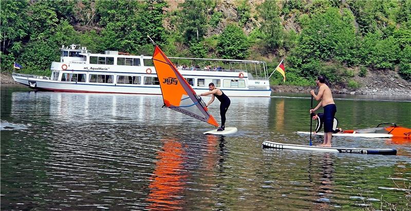 Beim Bootshausfest wird mit dem Schiff um die Wette gesurft Die Fahrgäste der MS „AquaMarin“ können zuschauen, wie die Besucher des Bootshausfestes sich im Windsurfen und Stand-up-Paddling versuchen. Foto: Knoke