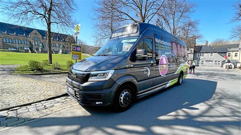 Das Foto zeigt das Welterbeshuttle auf dem Parkplatz unterhalb der Kaiserpfalz.