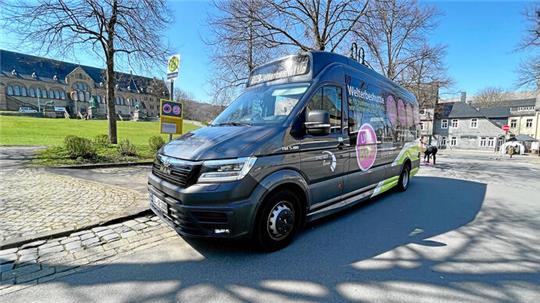 Das Foto zeigt das Welterbeshuttle auf dem Parkplatz unterhalb der Kaiserpfalz.