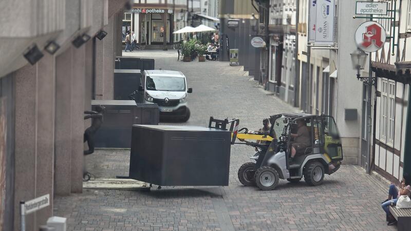 Die Fahrradboxen in der Wohldenbergerstraße werden abtransportiert.