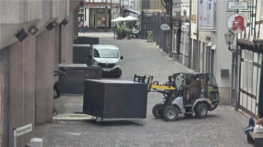 Die Fahrradboxen in der Wohldenbergerstraße werden abtransportiert.