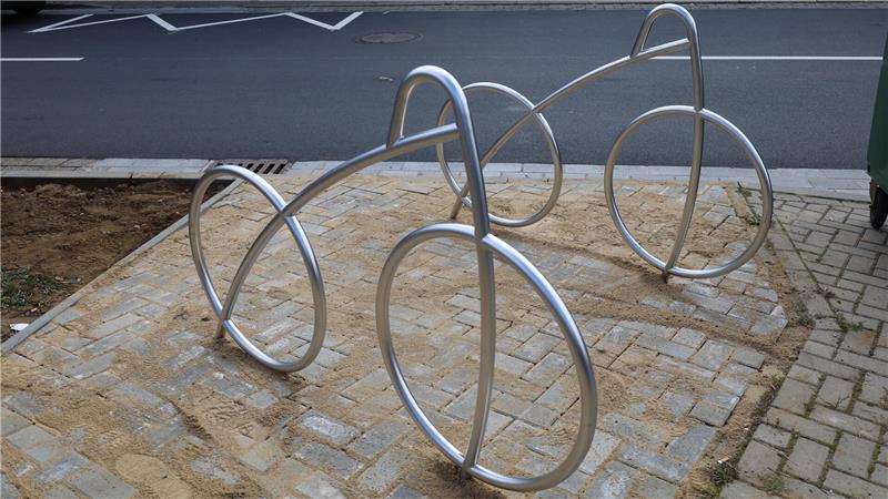 Die Fahrradständer sind an ihrem Platz.