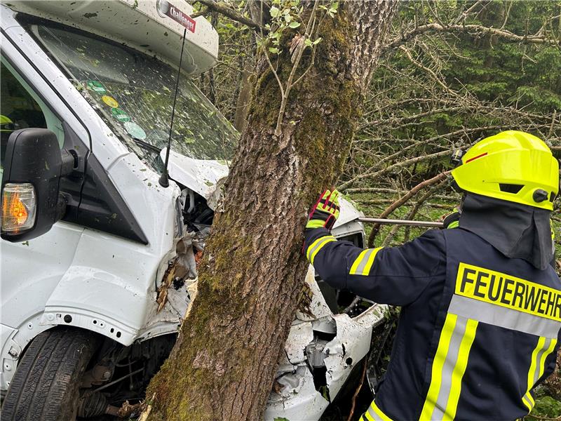 Braunlage: Ehepaar fährt mit Wohnmobil gegen Baum Die Fahrt des Wohnmobils über die B 27 endet an einem Baum. Foto: Feuerwehr