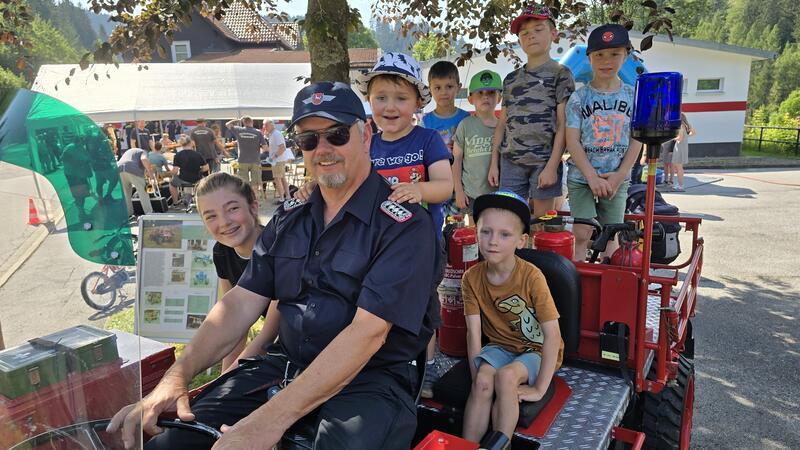 Feuerwehr Wildemann präsentiert sich beim Tag der offenen Tür Die Fahrt mit dem von Uwe Gehrke gesteuerten „Kraka“ gehört zu den beliebtesten Aktivitäten beim Feuerwehrfest.