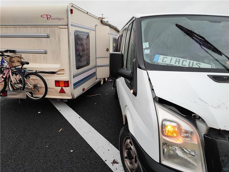 Wohnanhänger bei Unfall auf A7 aufgeschlitzt: Familie verletzt Die Fahrzeuge gehören zu einer franzöischen Zirkus-Familie. Foto: Freiwillige Feuerwehr Seesen