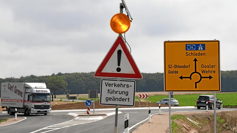 Nach viereinhalb Monaten Bauzeit: Freie Fahrt im Gielder Kreisel Die Fahrzeuge rollen durch den neu eröffneten Gielder Kreisel. Schilder mit Blinklicht weisen auf die neue Verkehrsführung hin.
