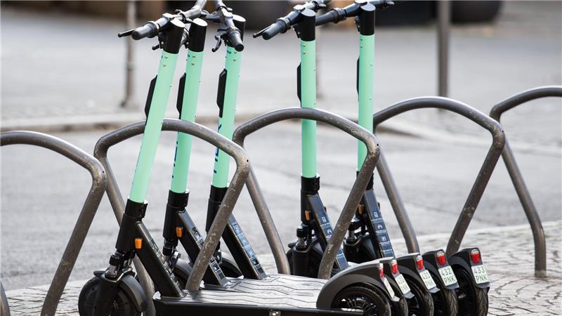 Prag sagt Nein zu Miet-E-Scootern Die Fahrzeuge von Anbietern wie Bolt und Lime lassen sich per Smartphone-App anmieten. (Symbolbild)