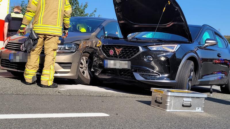 Unfall auf der B4: Wendeversuch endet in Zusammenstoß Die Fahrzeuge wurden durch den Zusammenstoß stark beschädigt.