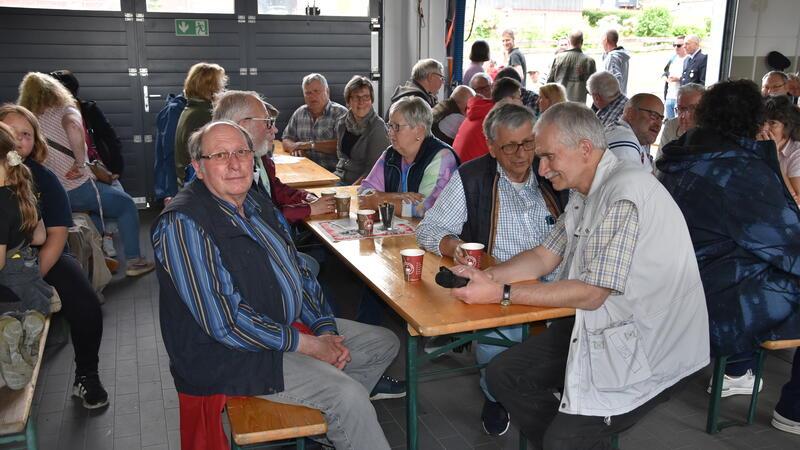 Jubiläum: 150 Jahre Feuerwehr in Hohegeiß Die Fahrzeughalle der Freiwilligen Feuerwehr Hohegeiß wird zur 150-Jahr-Feier von den vielen Besuchern als Kaffeestube zweckentfremdet.