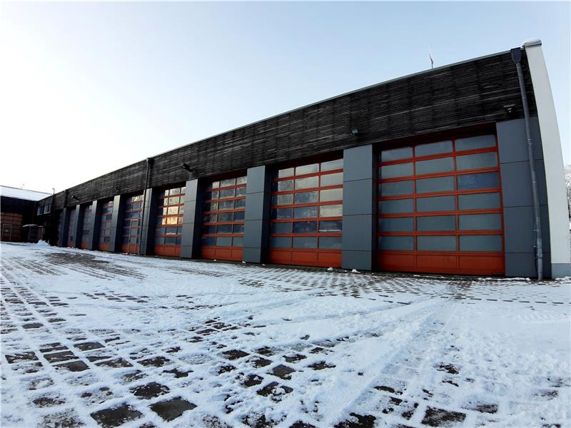 Feuerwehr Clausthal will beim Duschen nicht frieren Die Fahrzeughalle wird bei wolkenfreiem Himmel durch die Sonnenstrahlen aufgewärmt. Mindesttemperatur dort: 7 Grad Celsius. Foto: Potthast
