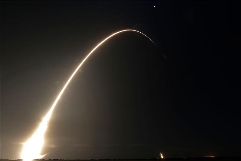 Die Falcon 9-Rakete des US-Raumfahrtunternehmens SpaceX beim Start mit einem Mondrover aus Japan.