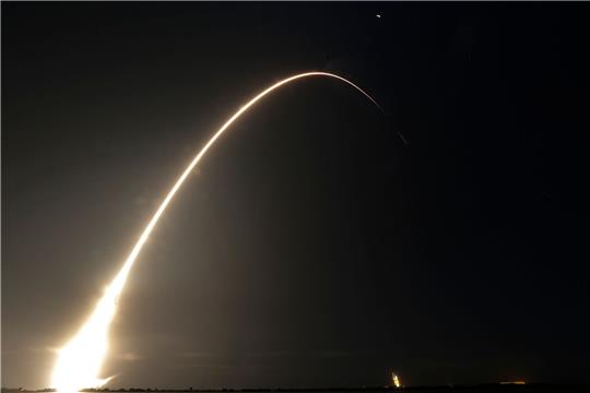 Die Falcon 9-Rakete des US-Raumfahrtunternehmens SpaceX beim Start mit einem Mondrover aus Japan.