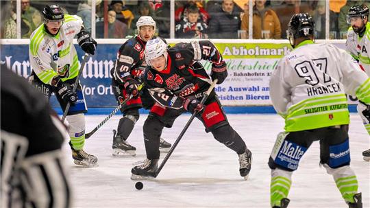 Die Falken-Stürmer Jakub Wiecki (am Puck) und Davide Vinci (2. v. l.) sind rechtzeitig zum Knallerspiel gegen den Adendorfer EC wieder einsatzbereit. Die Verantwortlichen in Braunlage erwarten ein rappelvolles Wurmbergstadion.