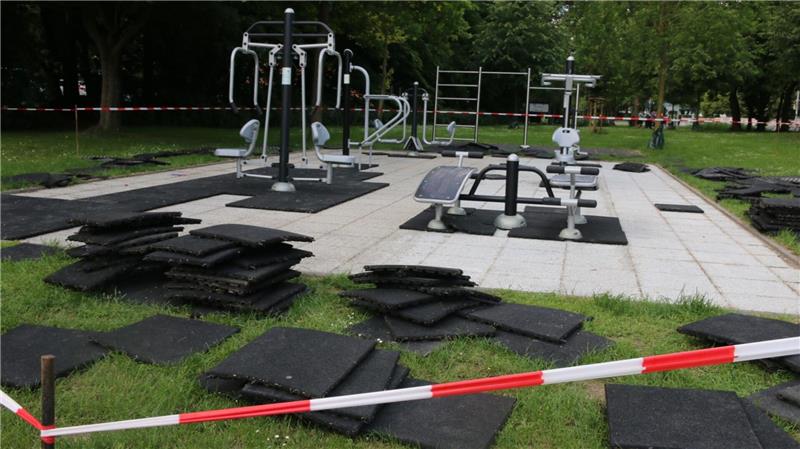 Unbekannte zerstören den Liebenburger Outdoor-Fitnesspark Die Fallschutzmatten sind herausgerissen: Der Outdoor-Park in Liebenburg kann vorerst nicht mehr genutzt werden.