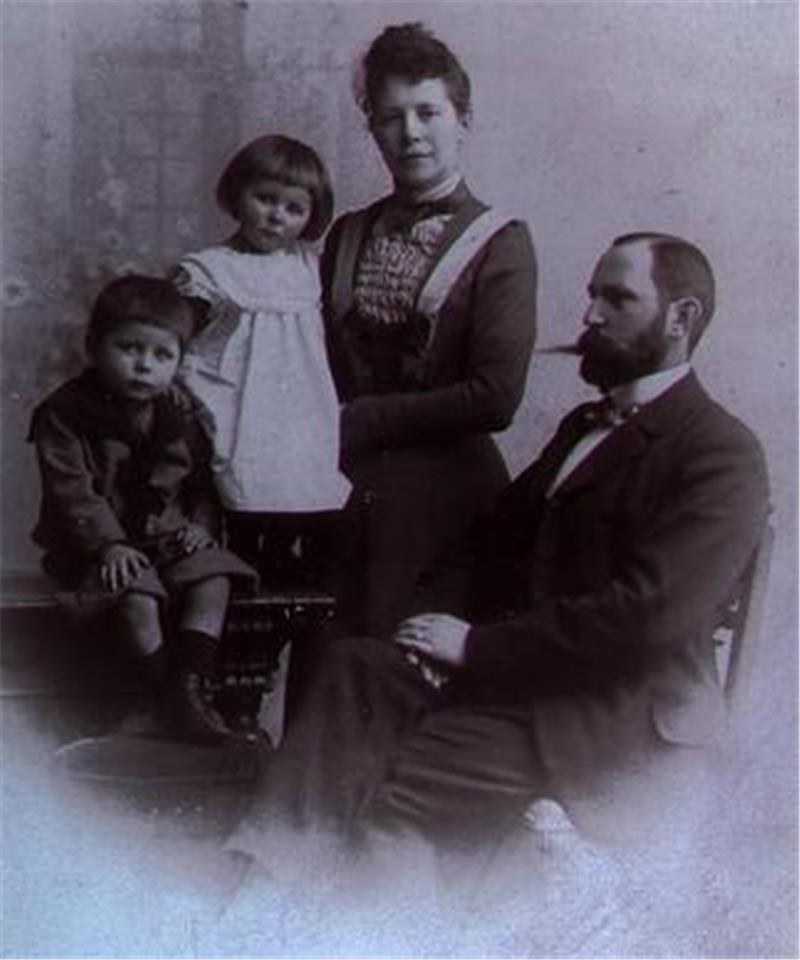 Die Familie Krebs in Helmstedt: Das von der Braunschweiger Zeitung zur Verfügung gestellte Foto zeigt Hans Krebs (l.) mit seiner Schwester Margarete, seiner Mutter Adele und seinem Vater Otto. Es entstand vermutlich Weihnachten 1902.
