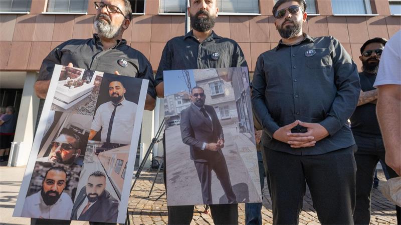 „Alles wegen einer Fahrkarte“: Urteil nach Tod von Schaffner Die Familie blieb dem Urteil aus Protest fern