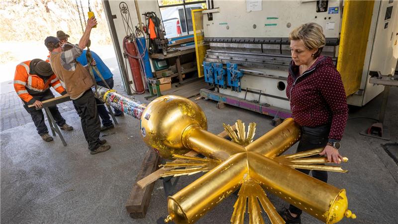 Zugspitz-Kreuz im Tal – Hunderte Sticker müssen runter Die Familie der zuständigen Kunstschmiedin hat eine enge Verbindung zum Zugspitz-Kreuz.