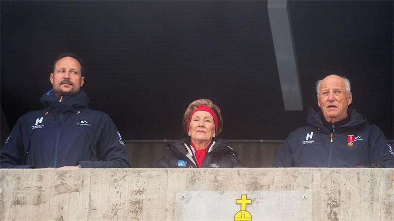„Wir brauchen dich!“: Norweger bangen um kranken König Die Familie sorgt sich um König Harald V. - hier wurde er von Kronprinz Haakon und Königin Sonj beim Weltcup am Holmenkollen in diesem Frühjahr begleitet. (Archivbild)