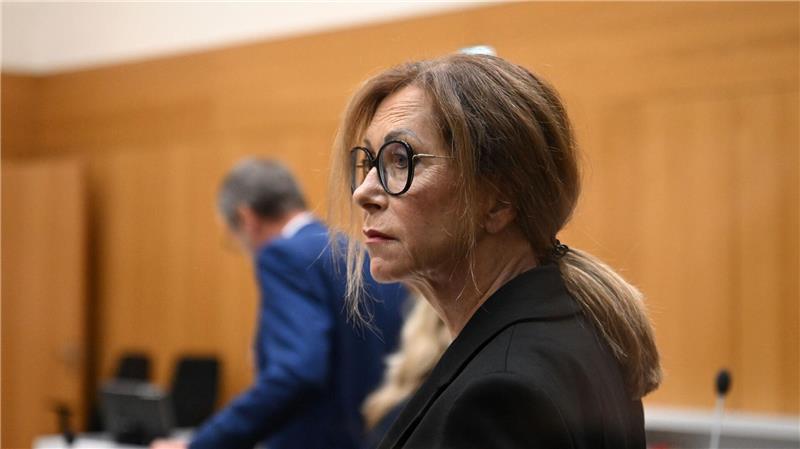 Lebenslang für Mannheimer Messerangriff - Richter emotional Die Familie von Rouven Laur, hier die Mutter Petra Laur, hatte auch eine Sicherungsverwahrung für den Angeklagten beantragt.