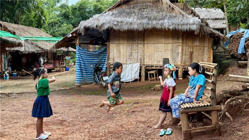 Bei den Langhalsfrauen von Chiang Rai: Kultur oder Kommerz? Die Familien der Volksgruppe der Kayan Lahwi leben in Thailand unter einfachsten Bedingungen in eigens eingerichteten Dörfern.