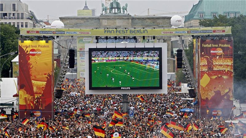 Die Fanmeile am Brandenburger Tor war 2006 bestens gefüllt. (Archivbild)