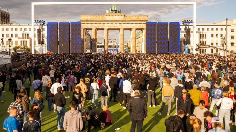 Mit VIP-Tickets zu einem EM-Fußballspiel in Berlin Die Fanmeile vor dem Brandenburger Tor in Berlin ist bereits eröffnet.