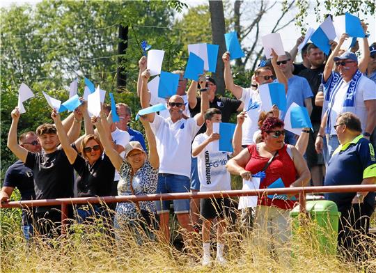 Die Fans der FG Vienenburg/Wiedelah machen ordentlich Stimmung, Auch Dackel Elvis bekennt Farbe. Foto: Epping
