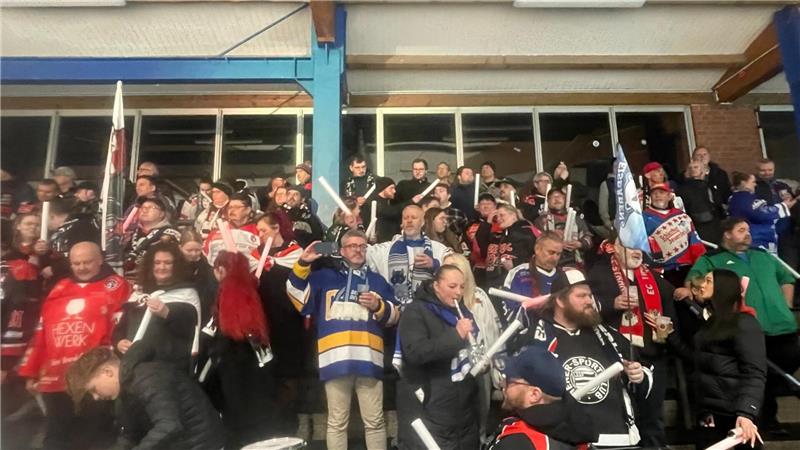 Zuschauer in bunten Trikots feuern ihre Mannschaft an.