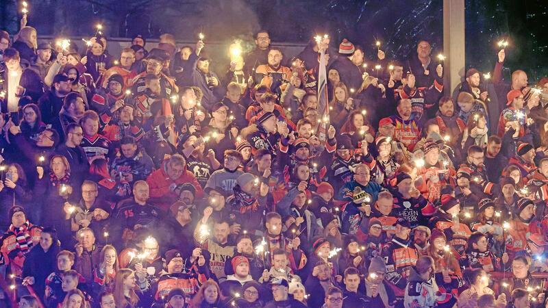 Die Fans der Harzer Falken können sich am Freitagabend in ein Kondolenzbuch eintragen.