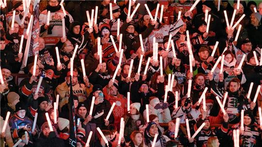 Die Fans der Harzer Falken zeigen am Freitag beim Spiel gegen Adendorf ein neue Choreografie mit Leuchtstäben.