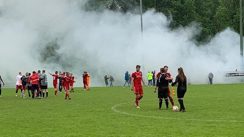 Die Fans der SG Achim/Börßum/Hornburg feiern mit viel Pyrotechnik den Aufstieg in Clausthal-Zellerfeld.