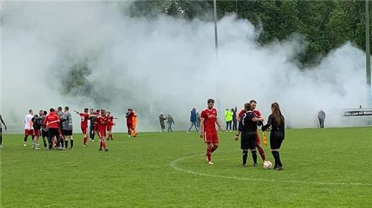Die Fans der SG Achim/Börßum/Hornburg feiern mit viel Pyrotechnik den Aufstieg in Clausthal-Zellerfeld.