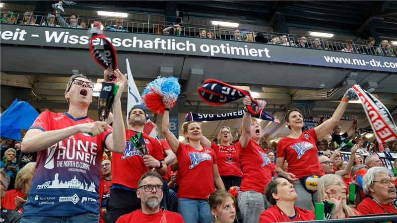 Die Fans der SVG Lüneburg feuern ihre Mannschaft an.