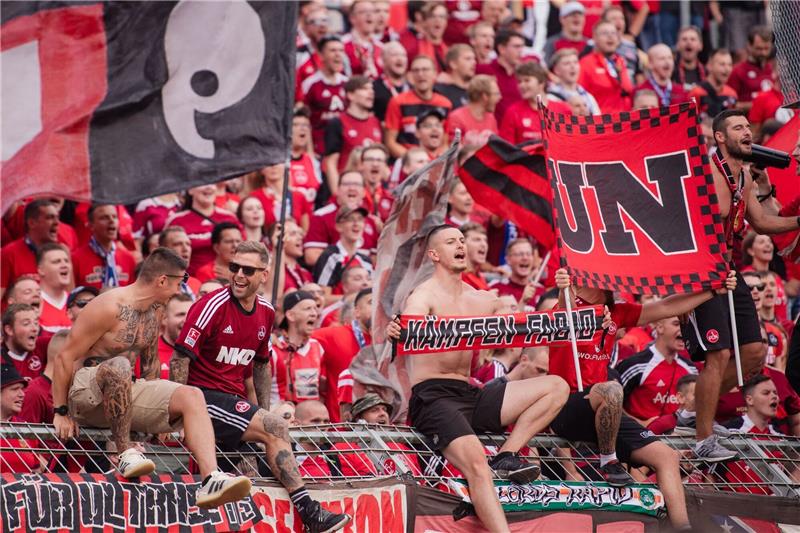 Irrtum: Polizei bringt Nürnberg-Fans direkt vor die Kabine Die Fans des 1. FC Nürnberg wurden irrtümlich direkt vor die Kabine gebracht.