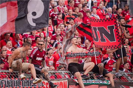 Die Fans des 1. FC Nürnberg wurden irrtümlich direkt vor die Kabine gebracht.