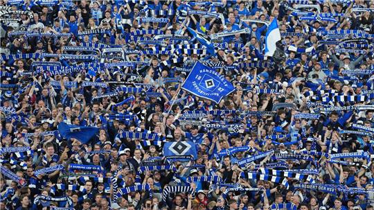 Die Fans des Hamburger SV freuen sich schon auf das Nordderby in Bremen.