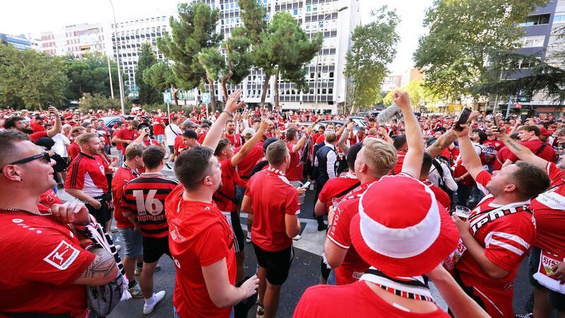 Die Fans des VfB Stuttgart feiern die Rückkehr auf die Königsklassen-Bühne.