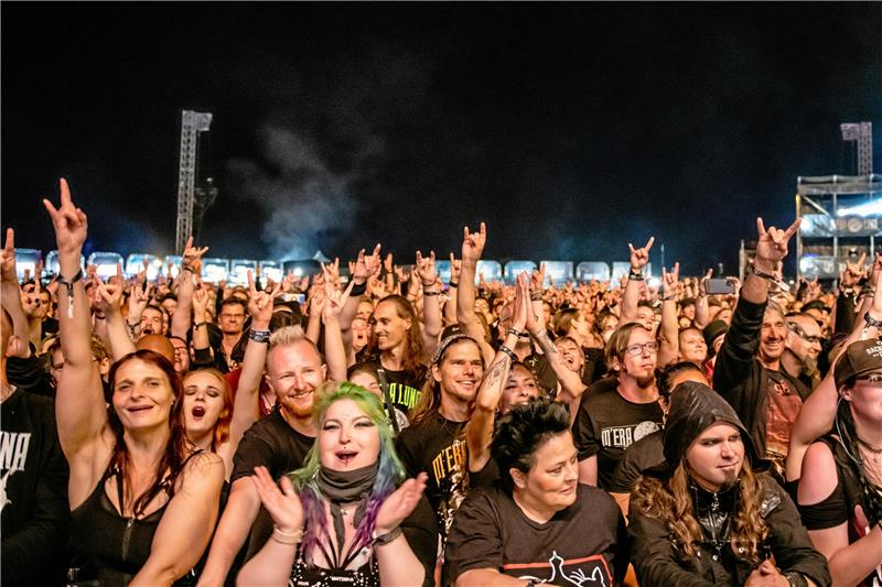 M’era Luna: So schwarz und doch so bunt Die Fans jubeln zur Musik von insgesamt 40 Bands.