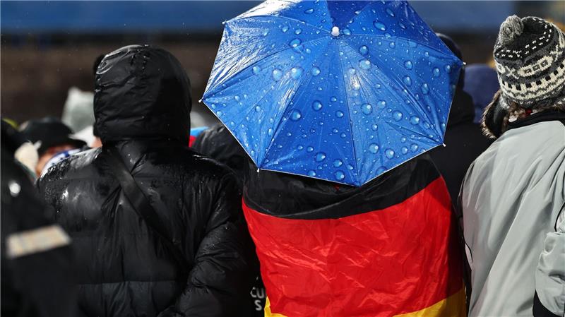 Die Fans ließen sich vom miesen Wetter nicht aufhalten.