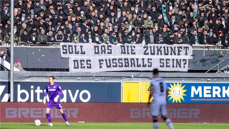 Die Fans protestieren weiter gegen die geplanten Maßnahmen der Politik in Fußball-Stadien, hier Anhänger von Hannover 96. 