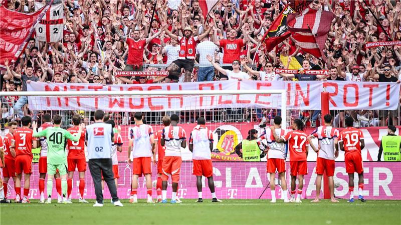 Die Fans stimmen die Bayern-Profis nach dem 3:3 gegen Heidenheim auf das Champions-League-Rückspiel gegen Paris ein.