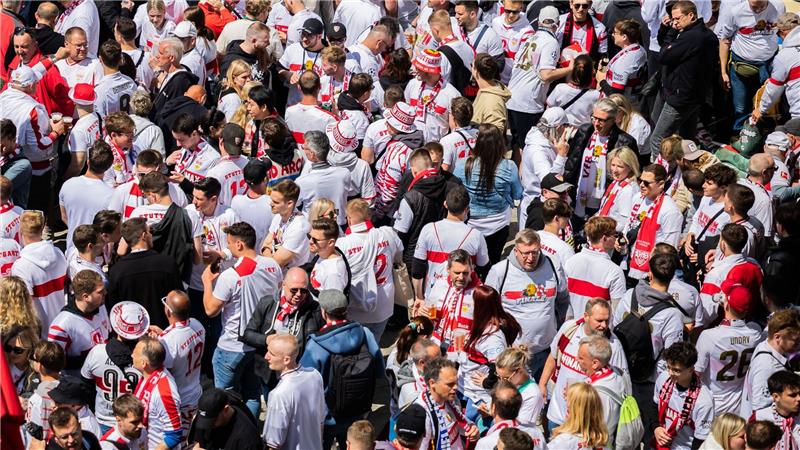 Lange Party-Nacht: VfB mit Cup-Triumph gegen Arminia-Helden Die Fans stimmten sich schon Stunden zuvor auf das Endspiel ein.