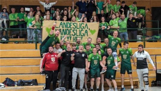 Die Fans und Spieler der HSG Langelsheim/Astfeld feiern auf der Tribüne in der Wolfsburger Halle am Mühlenberg den Aufstieg in die Handball-Landesliga.