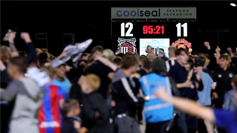Die Fans von Grimsby Town feiern ihren Sieg im Elfmeterschießen gegen Manchester United.